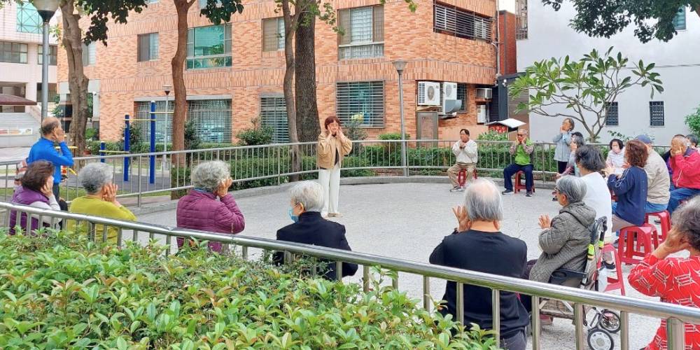 心覺醒樂齡班連結在地據點-何安社區,一起運動拍打穴位,讓生活更健康。