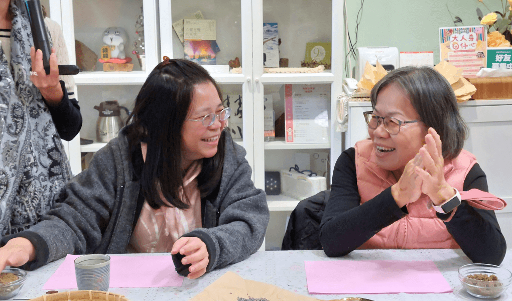 廖媽媽退休後參與樂齡課程,不但擴展生活領域、認識新朋友,還接觸不同領域的知識技能。